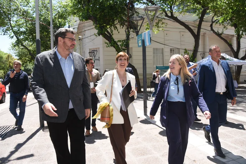 La vicegobernadora de Mendoza Hebe Casado y la ministra de Energía y Ambiente caminando por las calles de Mendoza.