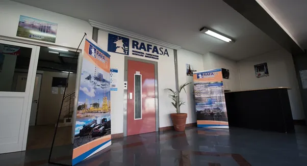 Fachada e instalaciones operativas de la firma santafesina RAFA S.A., socia del consorcio adjudicatario en el proyecto minero Vicuña.