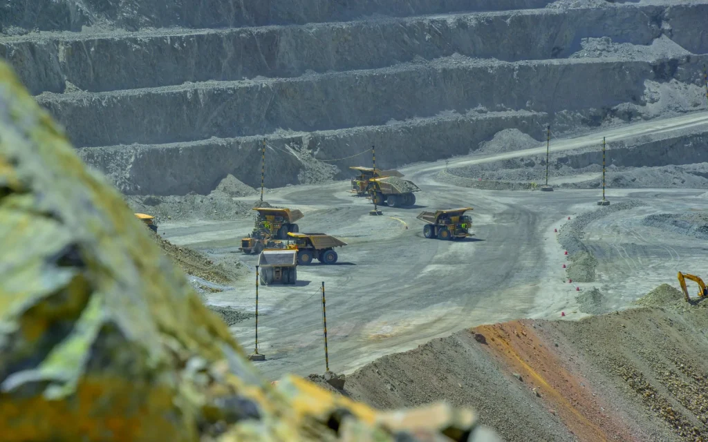 Camiones de extracción en el rajo Rosario de Collahuasi proyecto minero en Tarapacá.