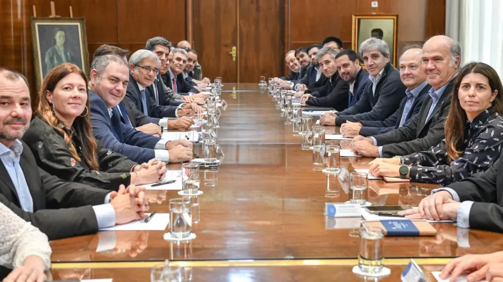 El ministro de Economía Luis Caputo junto a los representantes de la Cámara Argentino-China analizando las relaciones comerciales bilaterales.