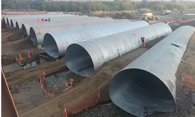 Batería de alcantarillas metálicas gigantes instaladas para el cruce provisorio de camiones.