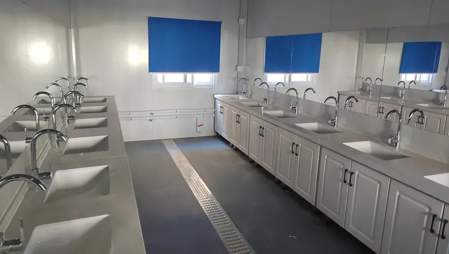 Detalle de las bachas de lavado y mesadas de acero inoxidable diseñadas para el sector de mantenimiento y cocinas del complejo.