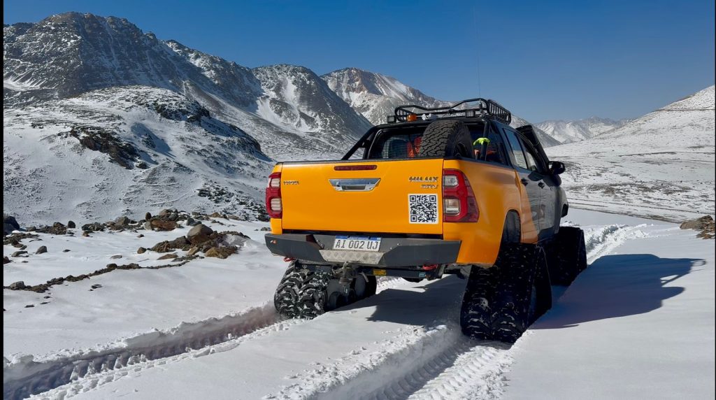 Camioneta de soporte terrestre 4x4 equipada con cisterna de combustible para el servicio aéreo minero San Juan en la alta montaña.