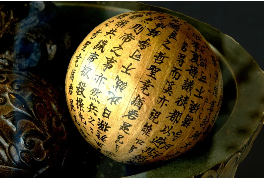 Una bola decorativa con caracteres y letras chinas grabadas sobre su superficie. Imagen: Pixabay