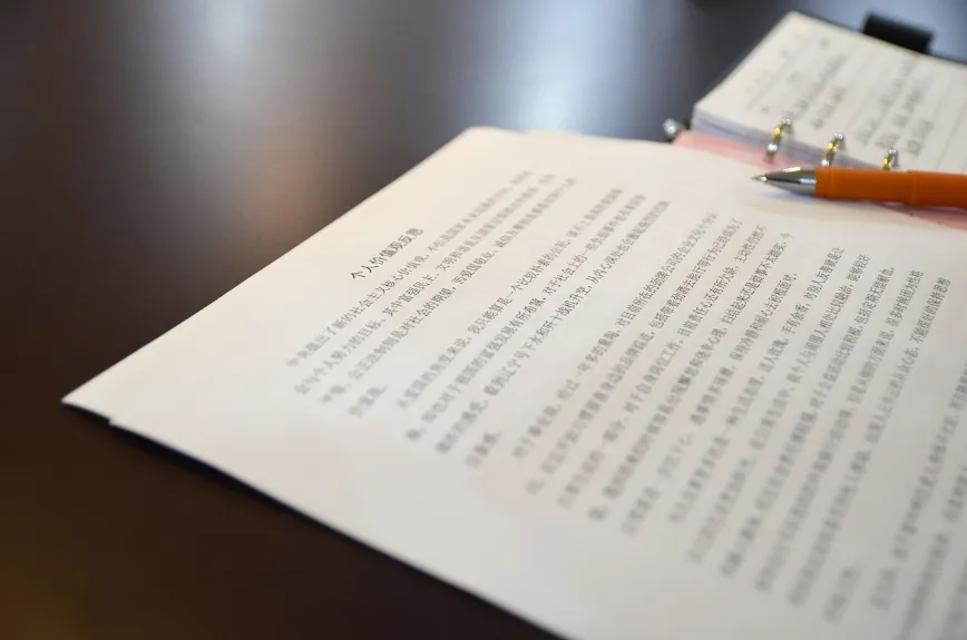 Un cuaderno abierto que contiene anotaciones manuales con letras chinas y traducciones técnicas. Imagen: Pixabay