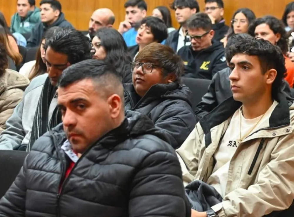 Estudiantes y profesionales participando de un congreso de ingeniería en auditorio universitario.