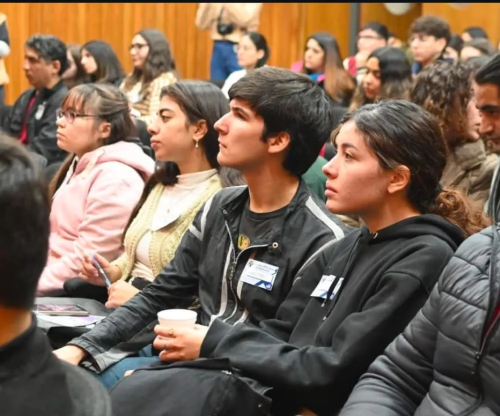estudiantes durante el primer congreso en una charla