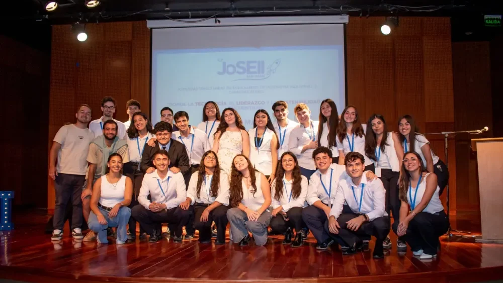 Asociacion que organiza en una foto final de evento