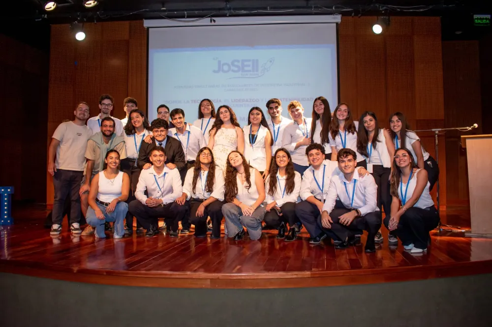 Asociacion que organiza en una foto final de evento