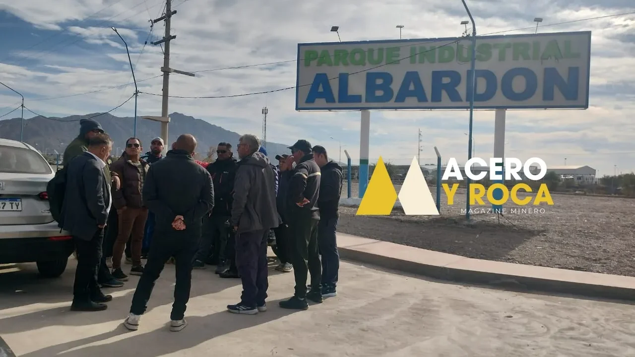 Integrantes de la agrupación en un encuentro con la gerencia del proyecto Vicuña para discutir la certificación laboral prioritaria.