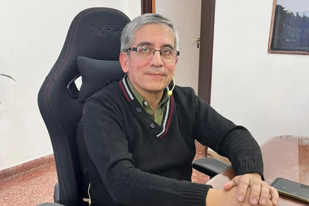 El decano Jorge Castro analizando los convenios de investigación científica y energética de la UNSJ.