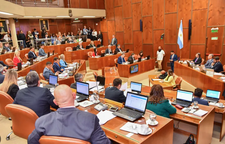 recinto de la Cámara de Diputados de San Juan y carpetas de proyectos de ley.