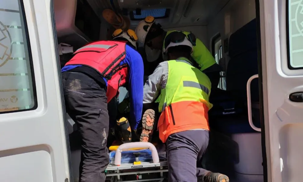 fotografia de equipo paramédico brindando asistencia en una ambulancia