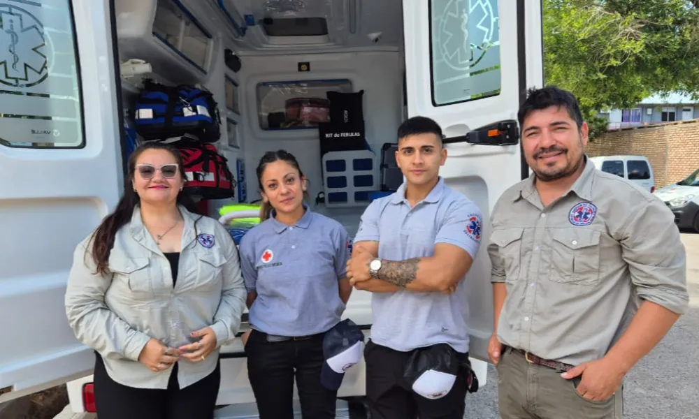 fotografia de El equipo de Emergencias Calingasta junto a Mario Sosa, propietario de la firma. un equipo de emergencias médicas de la provincia de san juan posando frente a una ambulancia