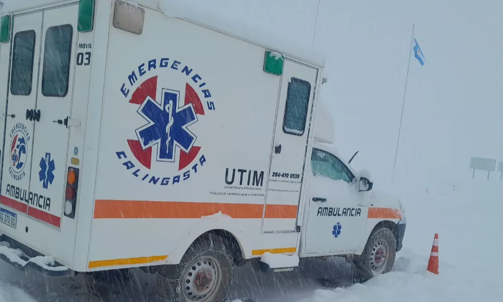 Fotografia de ambulancia en medio de una tormenta de nieve