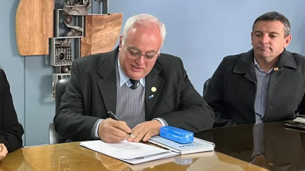 La cooperación institucional se dio bajo la firma del vicedecano Eric Laciar.