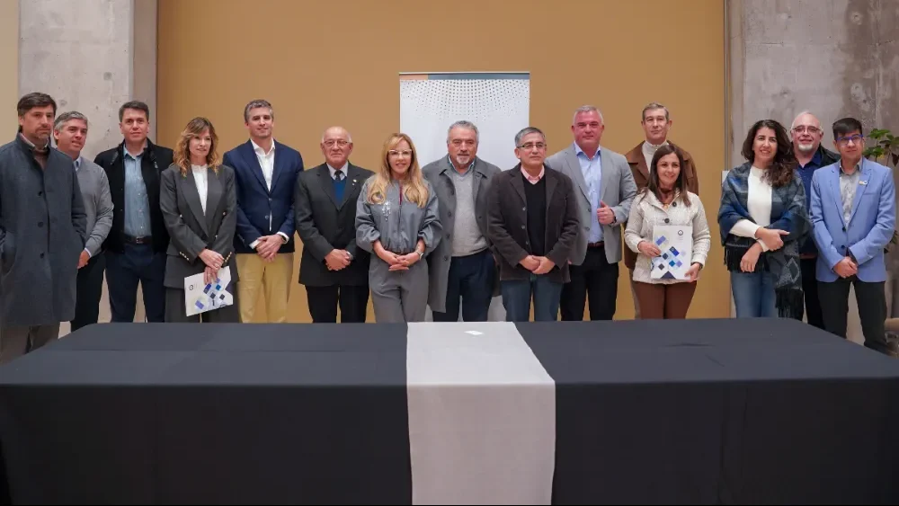 Autoridades universitarias y de la Cámara Minera de San Juan durante la firma del acta complementaria que permiten transformar acuerdos en acciones concretas. 