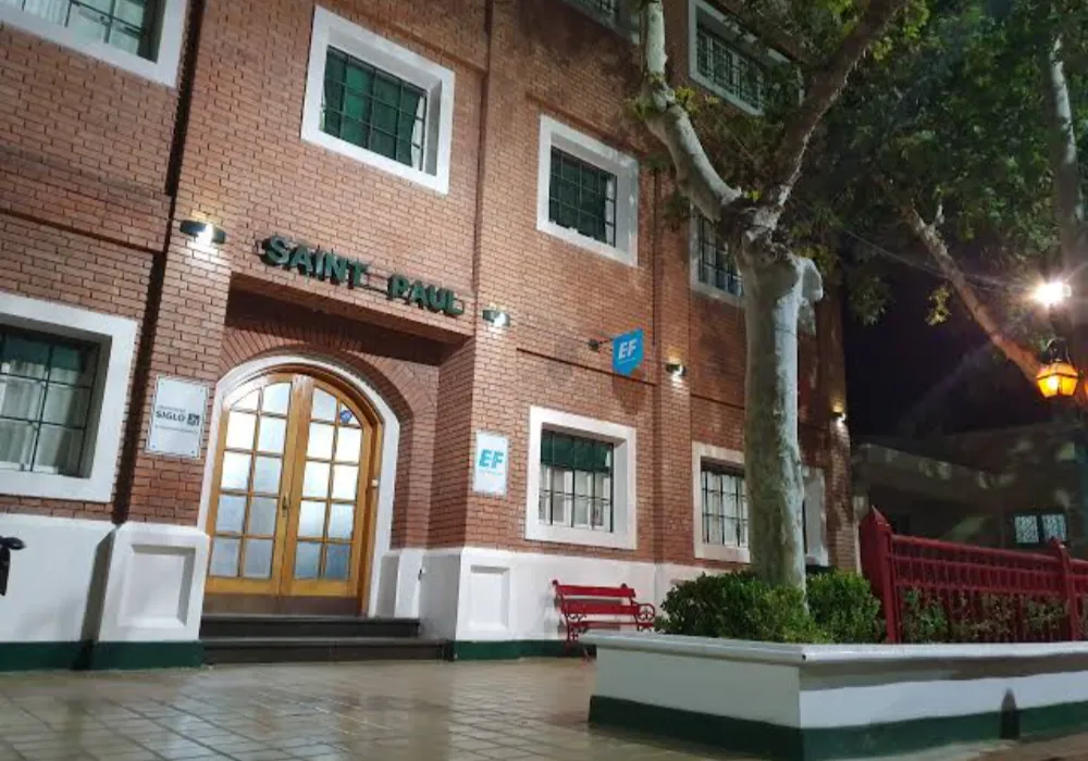 Fachada de uno de los edificios del Colegio Saint Paul.