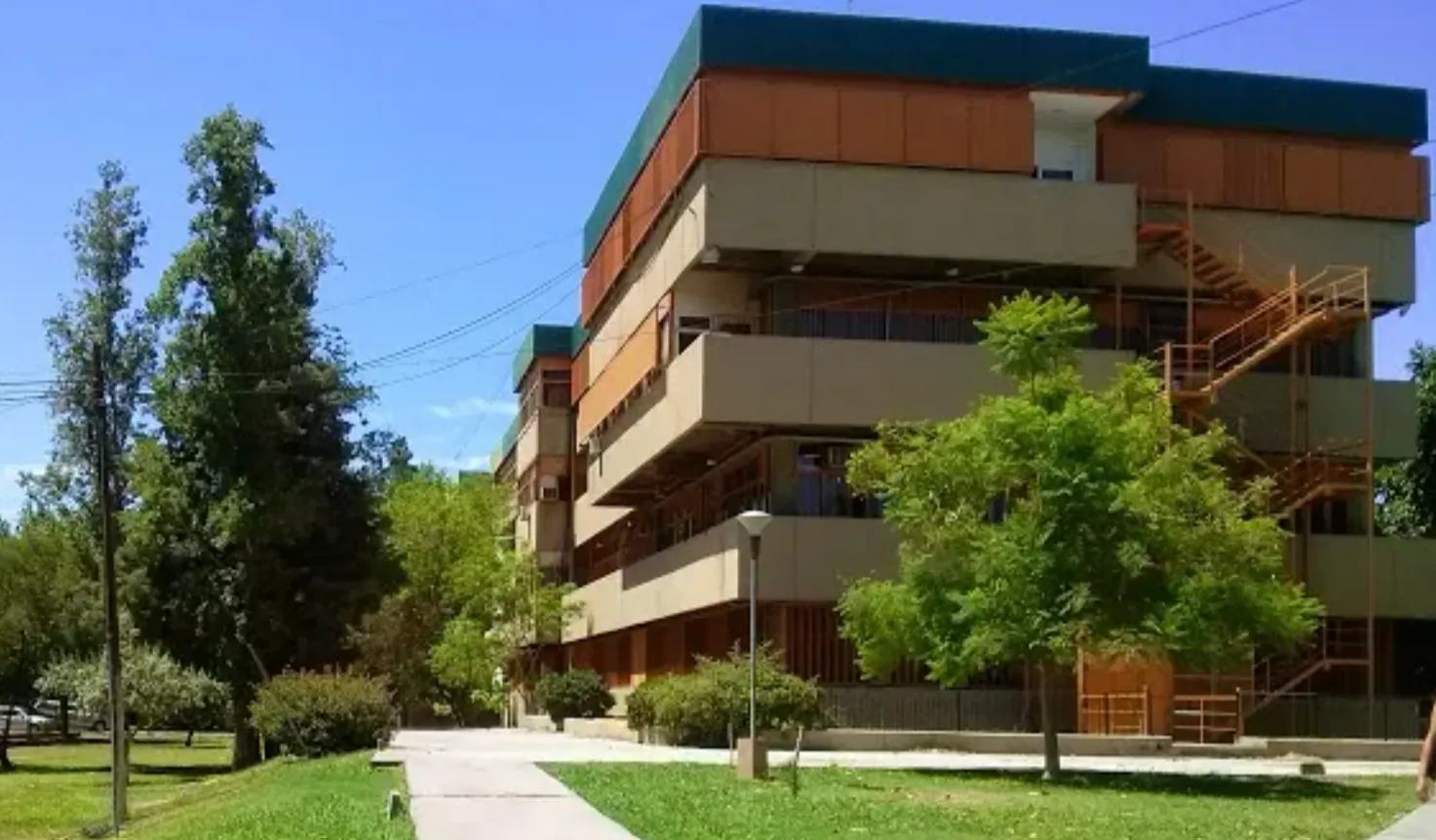 Fachada del edificio de la Facultad de Ciencias Exactas, Físicas y Naturales de la Universidad Nacional de San Juan.