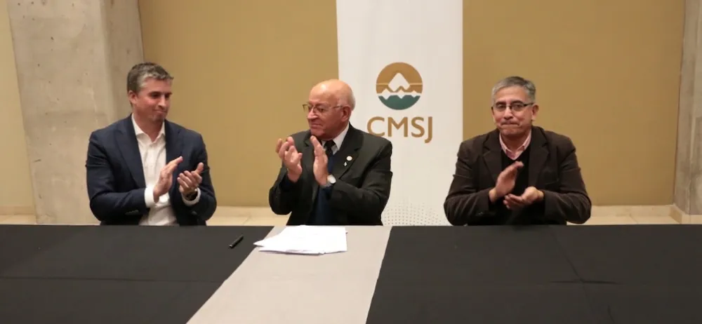 El presidente de la Cámara Minera de San Juan (CMSJ), el rector de la Universidad Nacional de San Juan (UNSJ), Tadeo Berenguer, y el decano de la Facultad de Ciencias Exactas, Físicas y Naturales (FCEFN), Jorge Castro, tras la firma del Acta Complementaria. Fuente de Imagen: FCEFN.