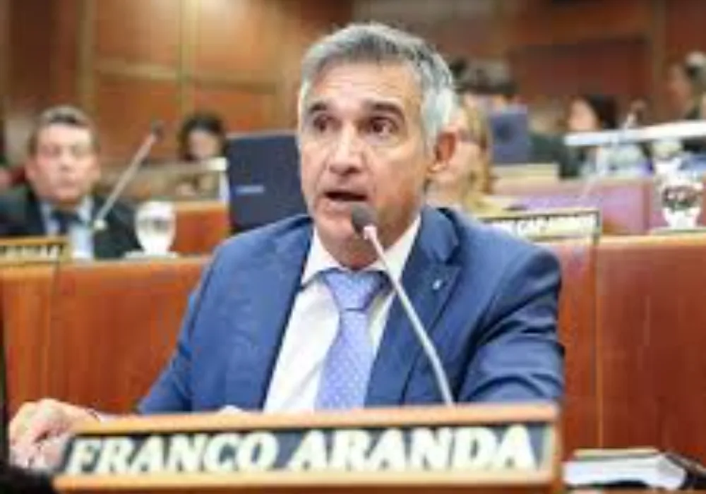 El legislador sanjuanino Franco Aranda exponiendo sus observaciones técnicas en la reunión de comisiones.