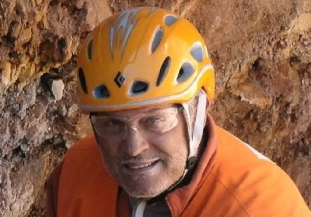 Gabriel Cabrera, Ingeniero Industrial - Glaciólogo (44 años en IANIGLA, CONICET, 1980-2024). Actual presidente de CGM SA (Consultoría & Gestión Integral de Montaña SA)