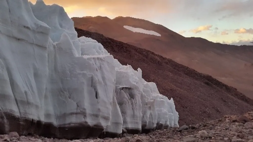Macizo andino y zona de glaciares de alta montaña bajo estudio e inventario científico.