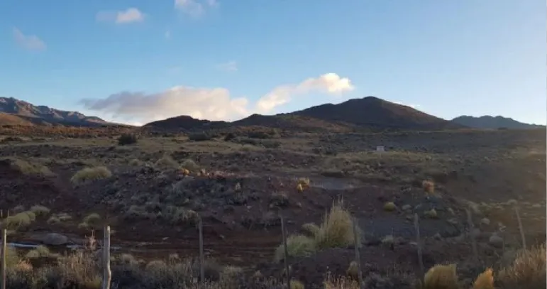Trabajos de exploración geológica superficial y recolección de muestras de roca en el proyecto de uranio Huemul en Malargüe.