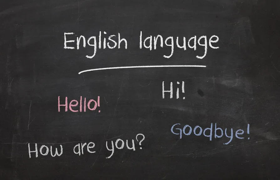 Un pizarrón de clases con anotaciones y palabras en inglés técnico orientadas a la capacitación profesional. Imagen: Pixabay
