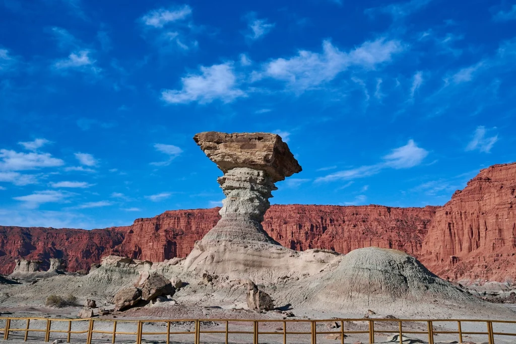 Formaciones rocosas y paisaje geológico del Parque Provincial Ischigualasto en San Juan.