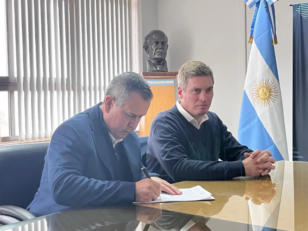 Juan Ponce de Glencore firmando el acta acuerdo con la UNSJ