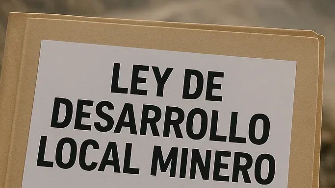 Documento impreso y carpetas de expedientes sobre un escritorio legislativo en San Juan.