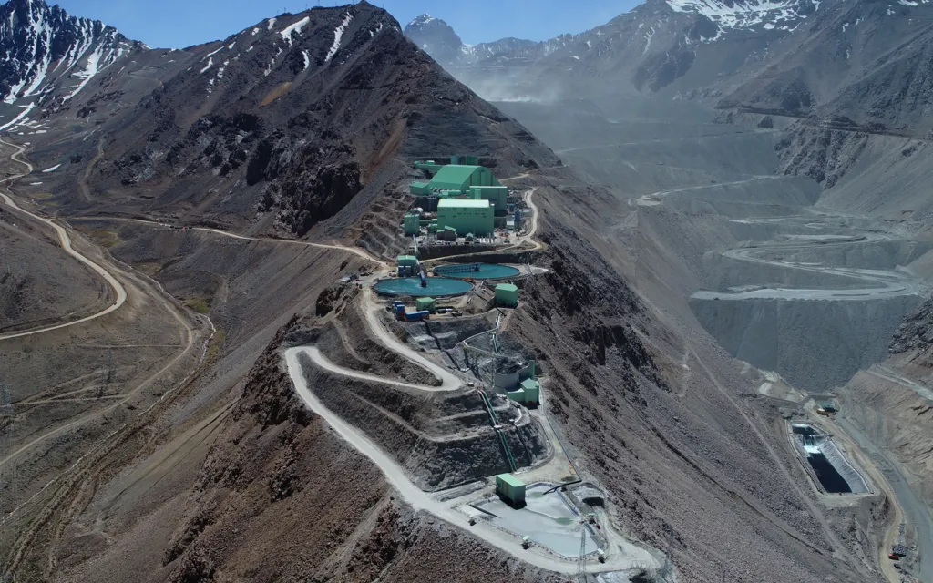 Vista aérea de yacimientos Los Bronces  vinculado al acuerdo de cobre chile firmado por Anglo y Codelco.
