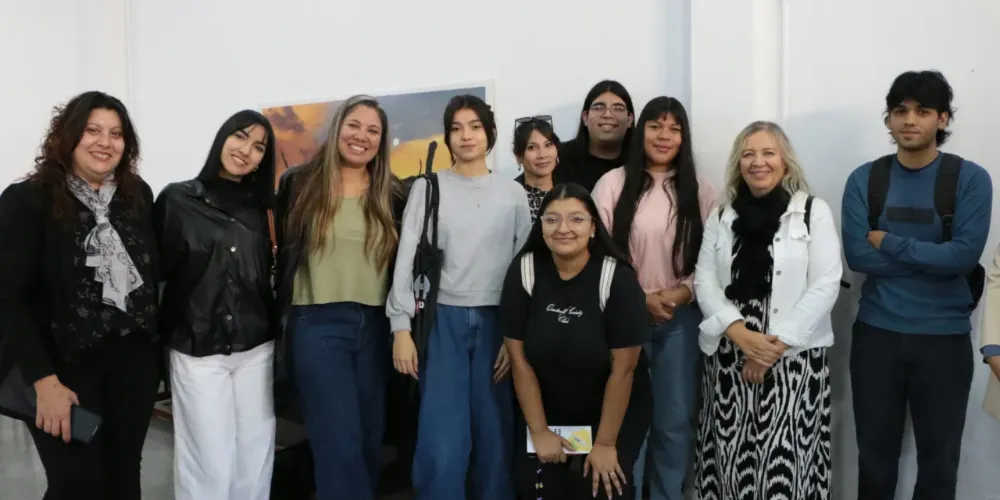 Estudiantes de geología junto a la docente en Jachal