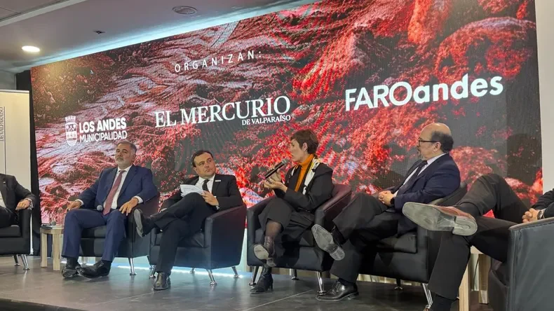 autoridades chilenas y argentinas en el encuentro internacional cordillera que une, exponiendo los temas a debate