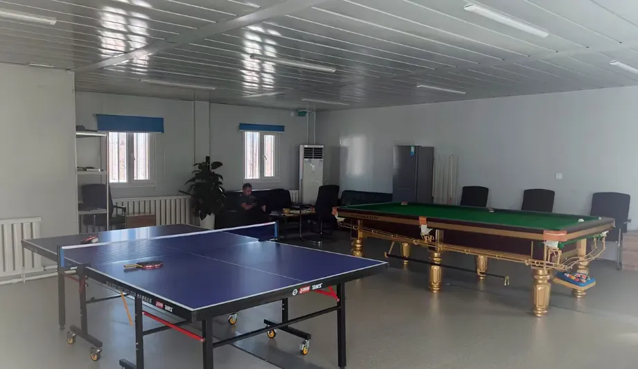 Espacio común recreativo prefabricado para el esparcimiento del personal minero en alta montaña.