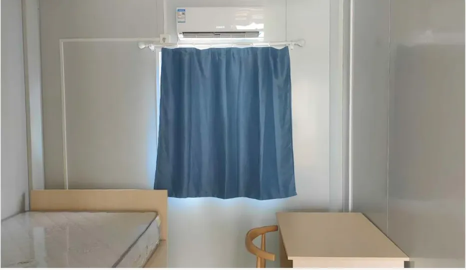 Vista en detalle del equipamiento y mobiliario básico dentro de un dormitorio modular prefabricado.