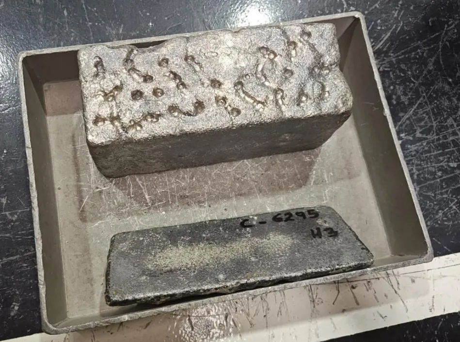 Foto de un doré de plata y oro.