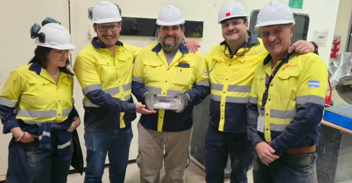 Foto de un equipo de profesionales minero posando con un doré