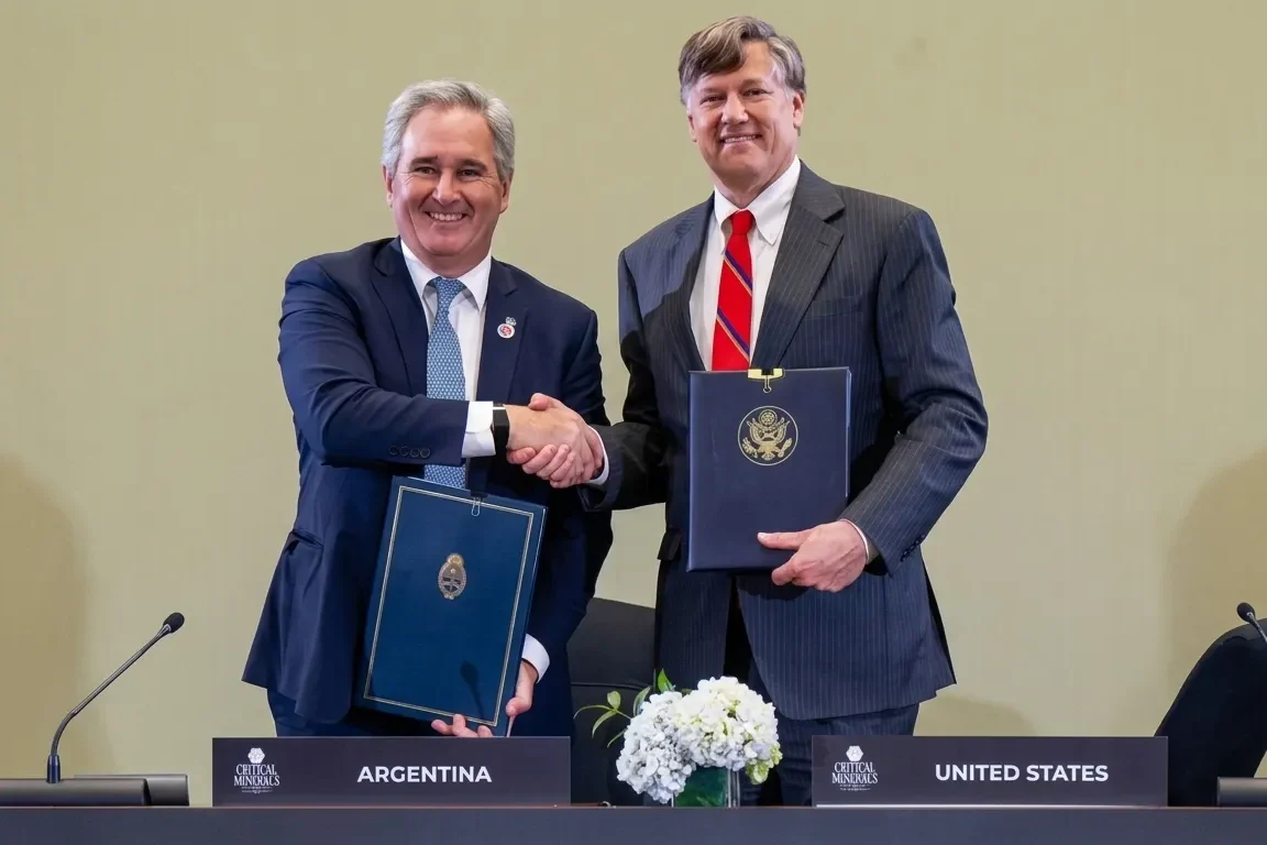 El canciller Pablo Quirno estrechando la mano con el representante de EEUU