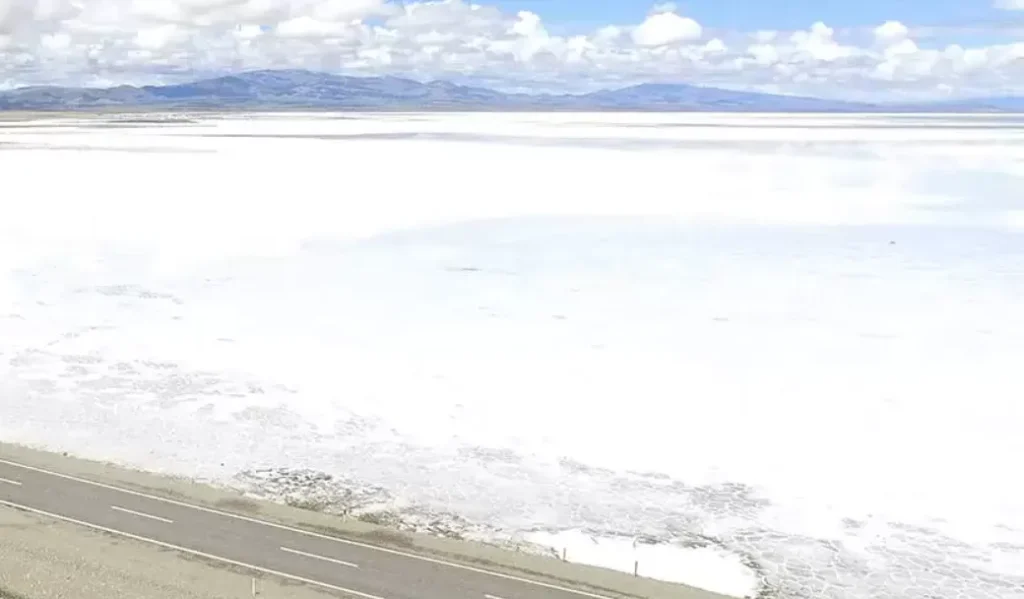 Zona vasta con un enorme salar en Jujuy.