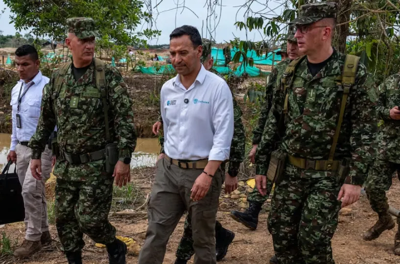 El ministro de Defensa de Colombia Pedro Sánchez inspeccionando los daños ambientales causados por las mafias de la minería ilegal en la selva.