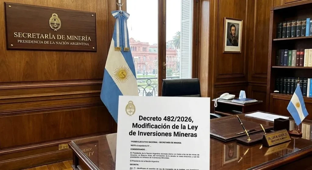 Ley de inversiones mineras sobre un despacho de la gobernación. Contenido Original de ACERO Y ROCA - Prohibida su reproducción