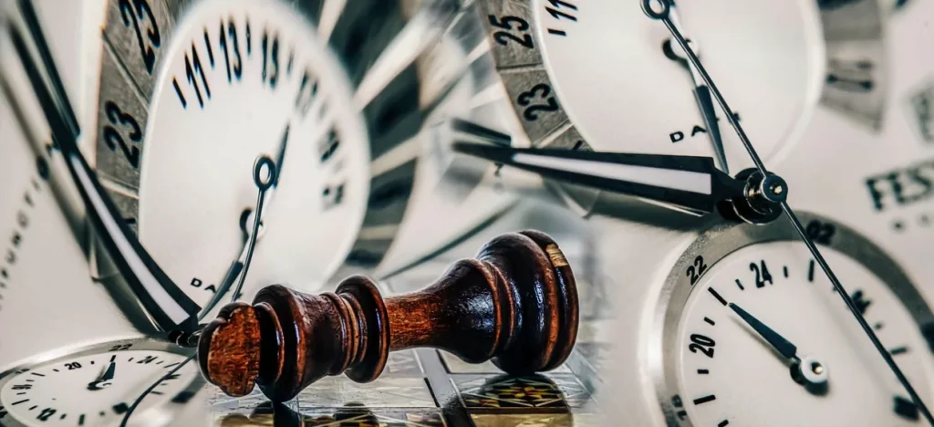 imagen de un reloj con una ficha de ajedrez delante.