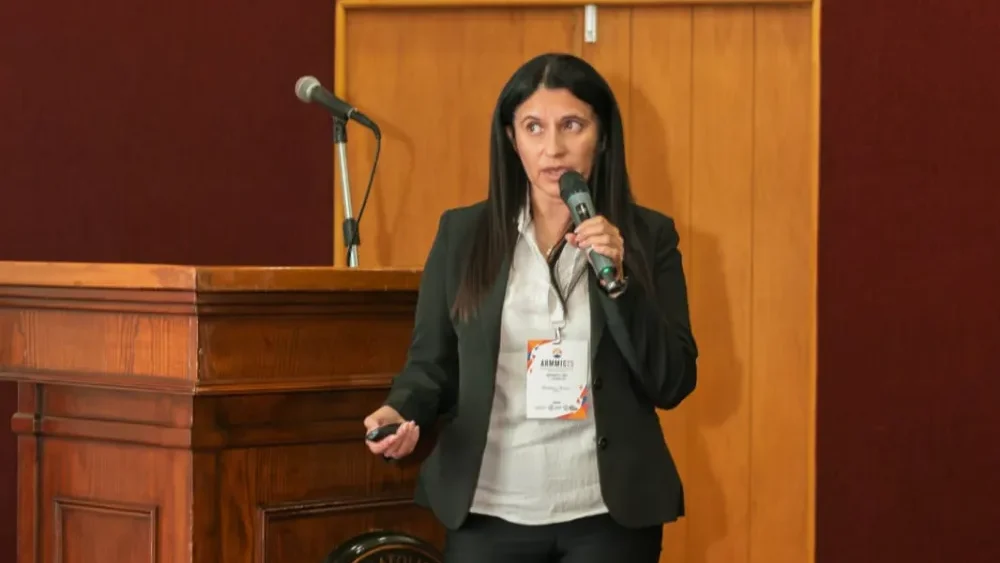 Doctora Vanesa Bazán en los laboratorios de metalurgia extractiva en San Juan de la UNSJ.