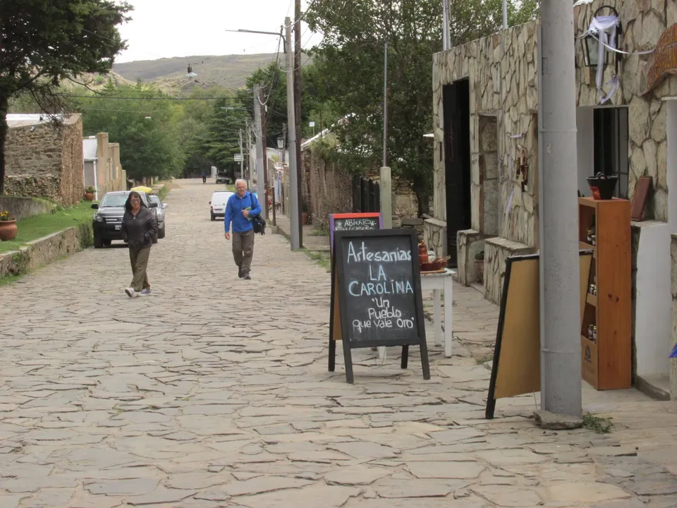 Calle del pueblo de La Carolina con carteles alusivos al oro