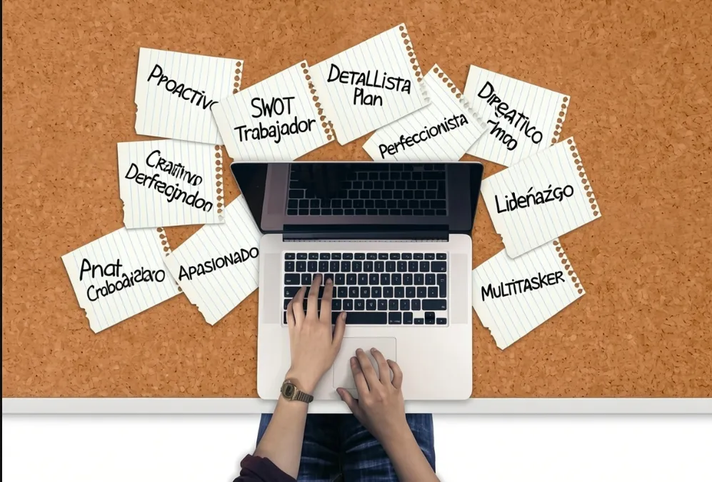 Redacción de currículum en computadora evitando términos ambiguos.
