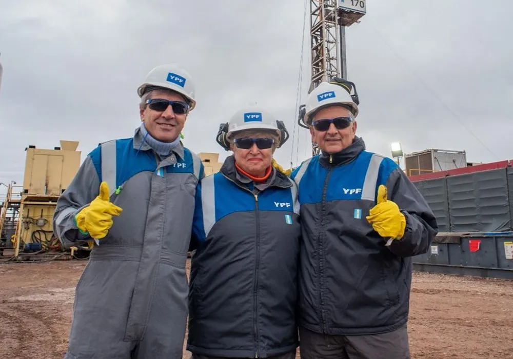 Kristalina Georgieva, Luis Caputo y Horacio Marín recorriendo el yacimiento Vaca Muerta.