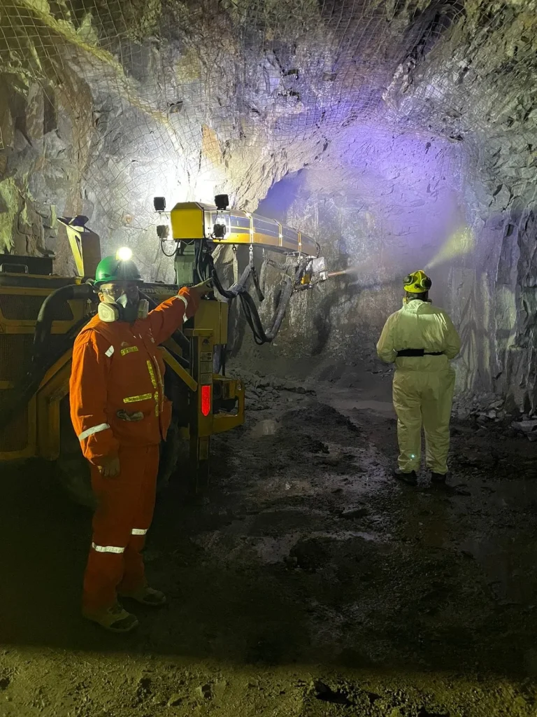 Interior de la mina Farallon Negro con operarios trabajando en perforación