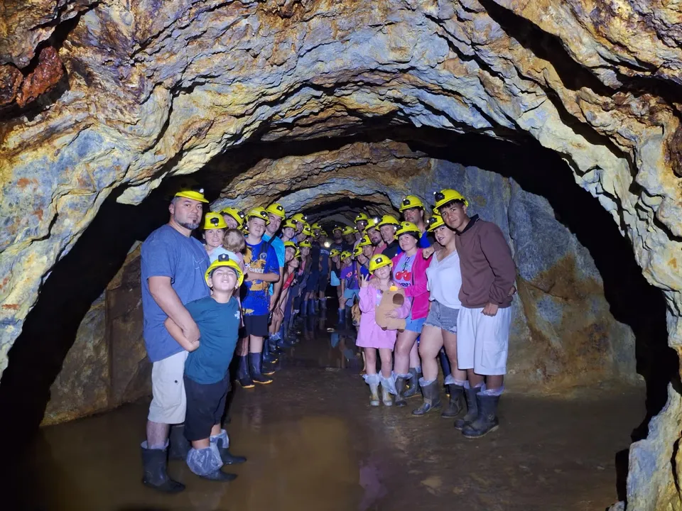 Turistas visitando las minas de La Carolina